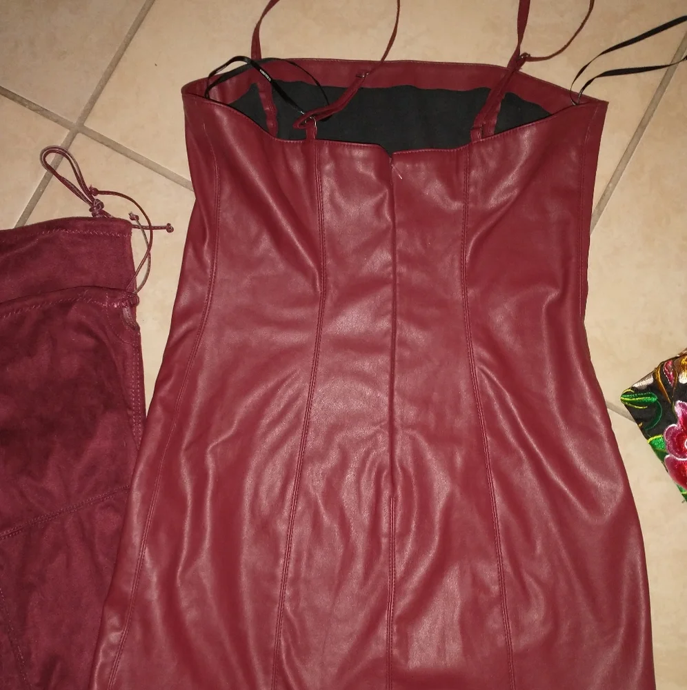 Forever 21 Dress 26* long  Chest 32" Zipps Half way down back. Has some stretch. - Picture 3 of 5